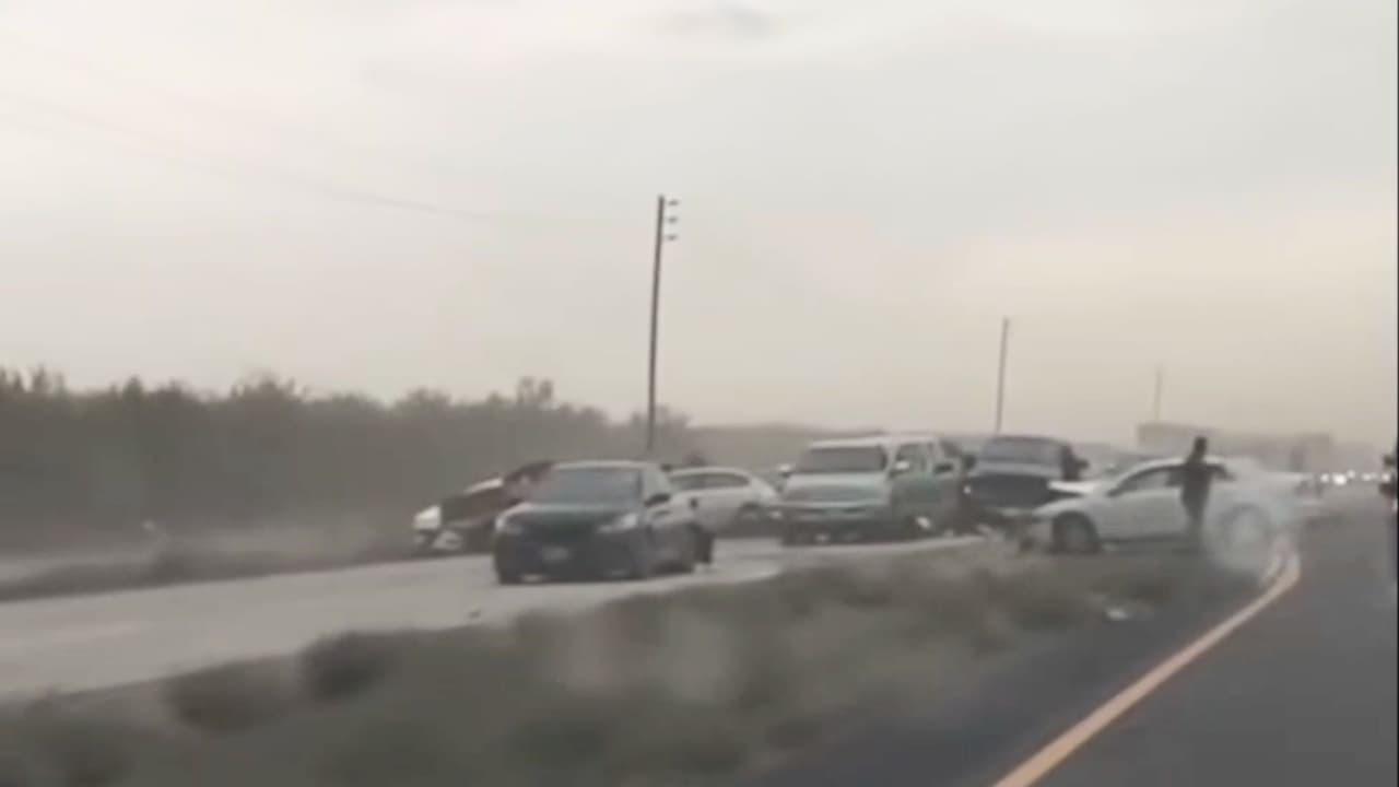 Según la Patrulla de Caminos de California (CHP), tras el accidente tres personas quedaron heridas, por lo que, fueron trasladadas a un hospital local.
<br>