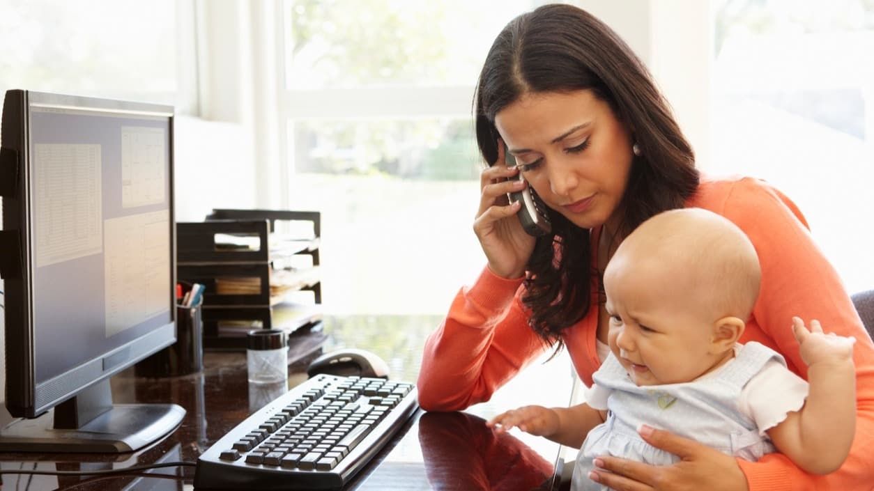 <b>CRÉDITO POR CUIDADO DE NIÑOS Y DEPENDIENTES:</b>
<br>Contribuyentes que cuidan de un niño o dependiente pueden recibir una devolución de hasta un 50% como una exención de impuestos o un reembolso por los gastos vinculados con el cuidado en 2021. Pueden reclamar $8,000 por un dependiente y $16,000 por dos o más.