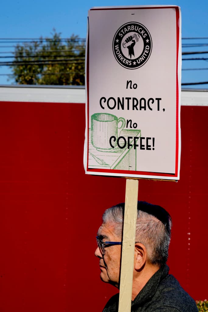 Acciones laborales previas incluyeron huelgas en el "Red Cup Day" de 2023 y protestas contra restricciones a las exhibiciones de orgullo LGBTQ+.