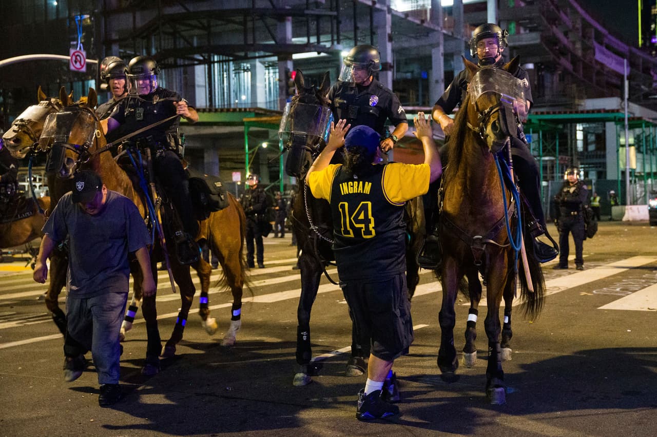 El escuadrón montado de LAPD se desplegó por las calles cerradas por la multitud que inicialmente no daban paso al tránsito en la zona alrededor de la sede de Los Lakers.