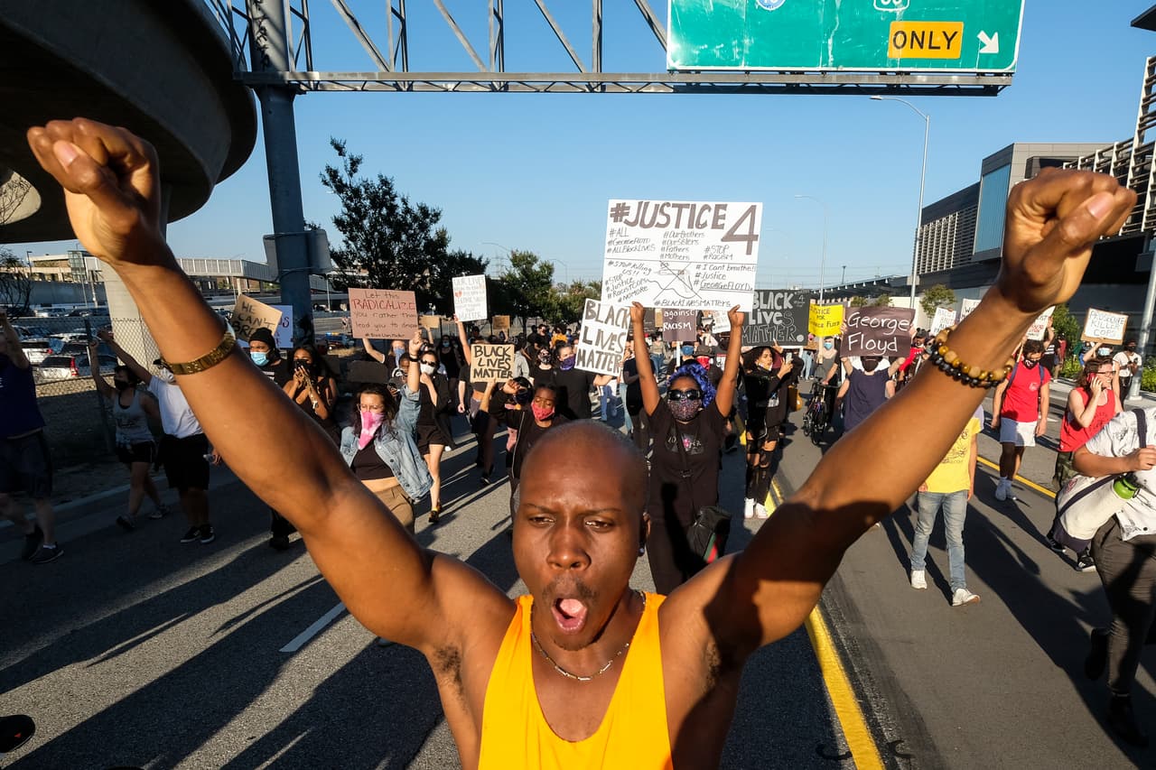 Una persona resultó herida, las autopistas 110 y 101 fueron cerradas y al menos dos vehículos policiales destruidos fue el saldo de las manifestaciones en Los Ángeles en contra de la muerte de George Floyd, un afroamericano de 47 años, tras su arresto en Minneapolis, el día de Memorial Day.
<br>