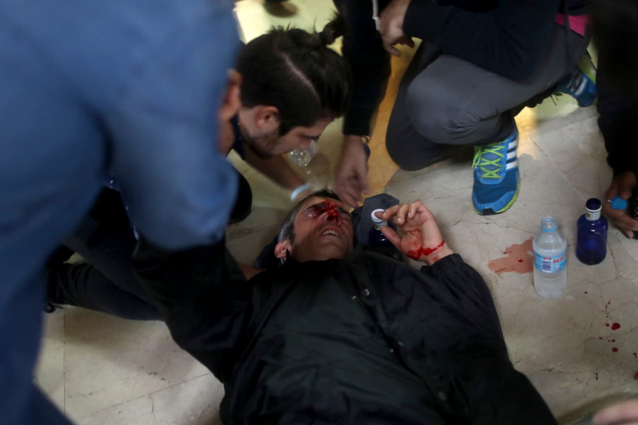 Entre los heridos hay un joven que ha sido golpeado en un ojo por una bala de goma cerca del colegio Ramon Llull y ha requerido intervención quirúrgica.