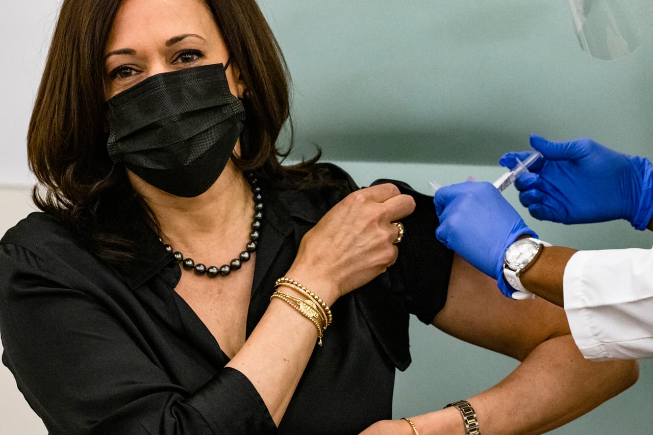 La vicepresidenta electa 
<a href="https://www.univision.com/temas/kamala-harris">Kamala Harris</a> recibió este lunes la primera dosis de 
<a href="https://www.univision.com/noticias/salud/moderna-anuncia-que-su-vacuna-contra-el-coronavirus-es-94-5-efectiva">la vacuna de la empresa Moderna </a>contra el 
<a href="https://www.univision.com/temas/coronavirus">coronavirus</a>. 
<br>