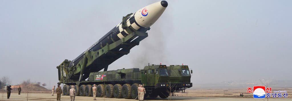 Medios norcoreanos confirmaron este viernes 
<a href="https://www.univision.com/noticias/mundo/corea-del-norte-misil-balistico-intercontinental-zona-economica-exclusiva-japon" target="_blank">el lanzamiento en la víspera de su nuevo misil balístico intercontinental (ICBM) Hwasong-17, </a>destacando que 
<b>el proyectil alcanzó cotas de vuelo no logradas con anterioridad por su ejército</b>. Corea del Sur, Japón y Estados Unidos mostraron su indignación ante el ensayo más potente de Pyongyang desde 2017.