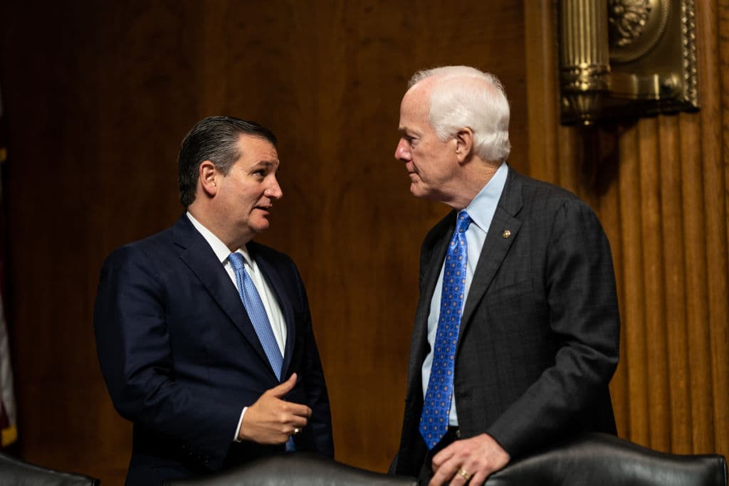 Los dos
<b> senadores por Texas</b>, los republicanos 
<b>Ted Cruz</b> (a la izquierda) y
<b> John Cornyn</b> (a la derecha) han manifestado posturas muy distintas sobre la 
<b>demanda </b>presentada por la Fiscalía texana que busca 
<b>invalidar 10 millones de votos por correo de cuatro estados</b>: Georgia, Michigan, Wisconsin y Pennsylvania.