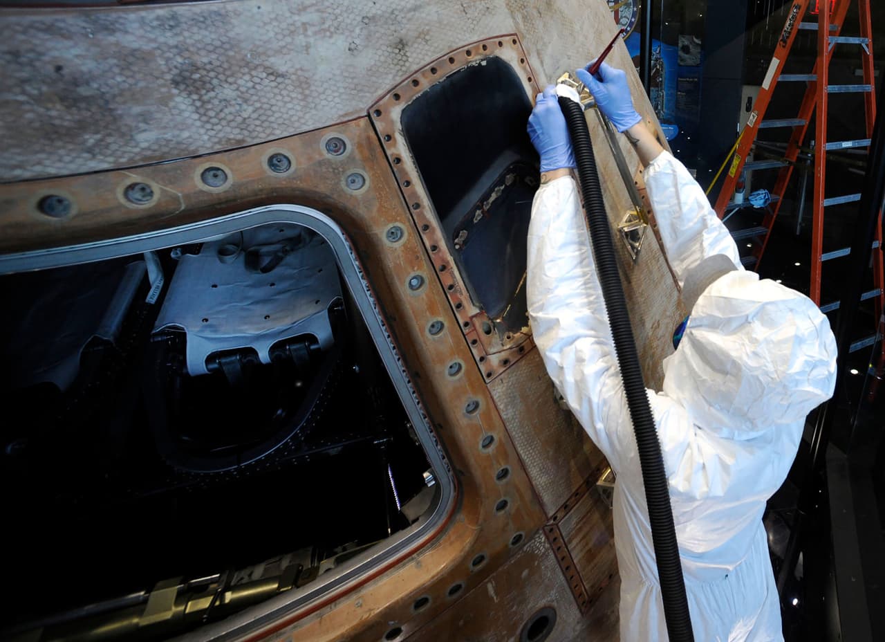 Un grupo de trabajadores realizan un profundo mantenimiento a la cápsula del Apolo 16, en el Centro Espacial y de Cohetes en Huntsville, Alabama. Allí fue colocada la nave en 1973 para que el público pudiera verla, e incluso tocarla.
<br>
<br>La pandemia de covid-19 interrumpió la rutina de limpieza en el museo y la histórica cápsula quedó expuesta a telarañas y algunos derechos que dejaron los visitantes.
<br>