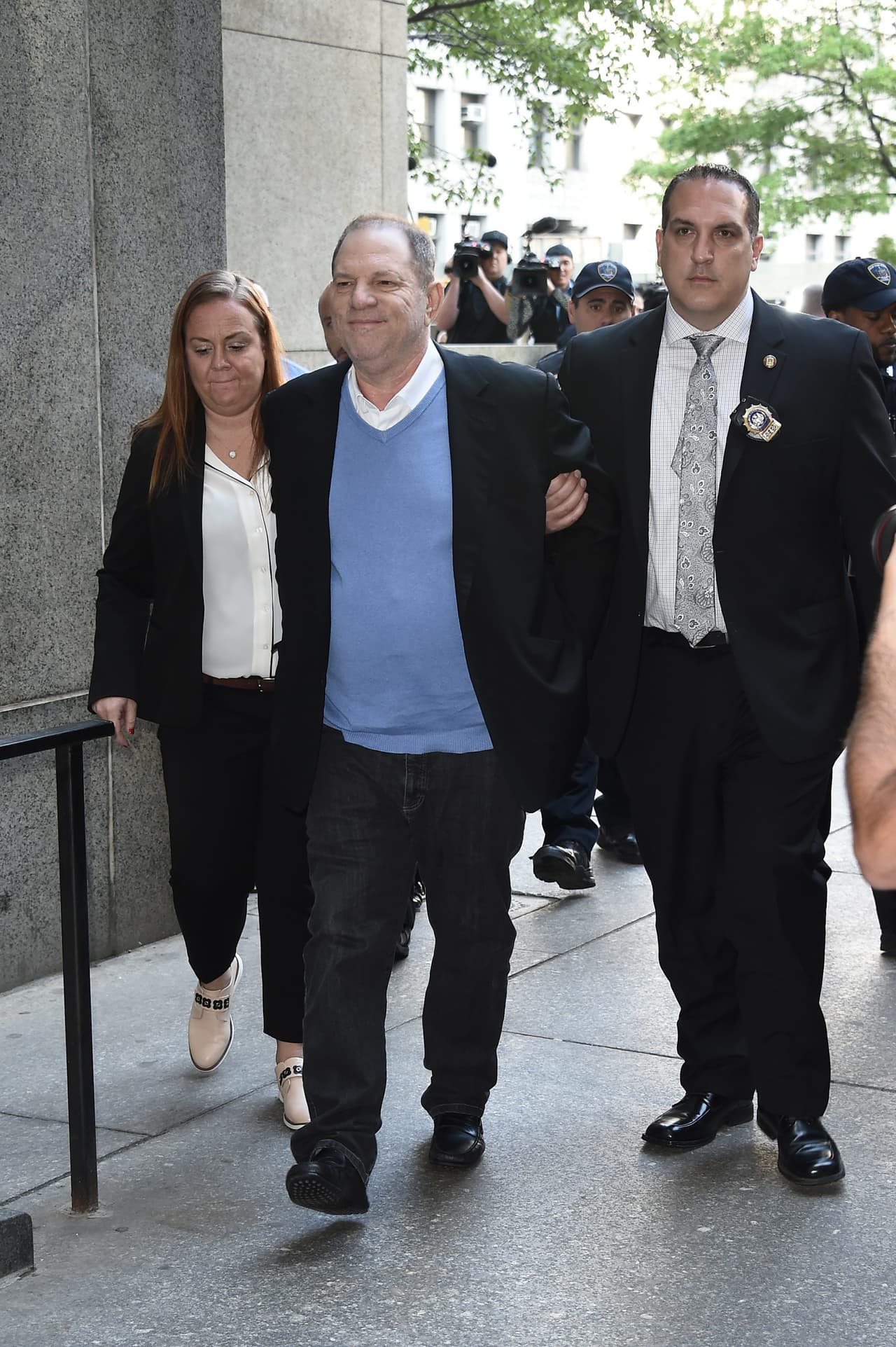 Minutos después el exproductor llegó a la corte penal de Manhattan. Tendrá que usar un dispositivo de monitoreo y entregar su pasaporte, para evitar que se fugue del país.