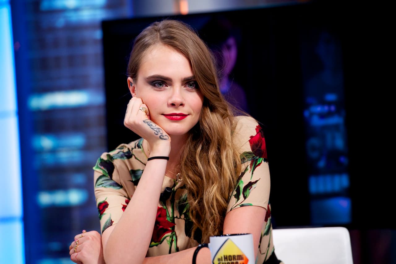 Cara Delevigne relató en un comunicado que, durante una reunión que tuvo con Weinstein, él alardeó de todas las mujeres con las que se había acostado en Hollywood y la invitó a su habitación. Ella accedió y cuando subió se encontró otra mujer en la estancia. El productor les propuso que se besaran (Delevingne es bisexual y también relató cómo el productor le hizo preguntas inapropiadas sobre su orientación sexual). La modelo se escabulló y dijo que tenía que marcharse, pero antes de hacerlo Weinstein trató de besarla. 
<b>"Me sentí culpable como si yo hubiera hecho algo malo".</b>