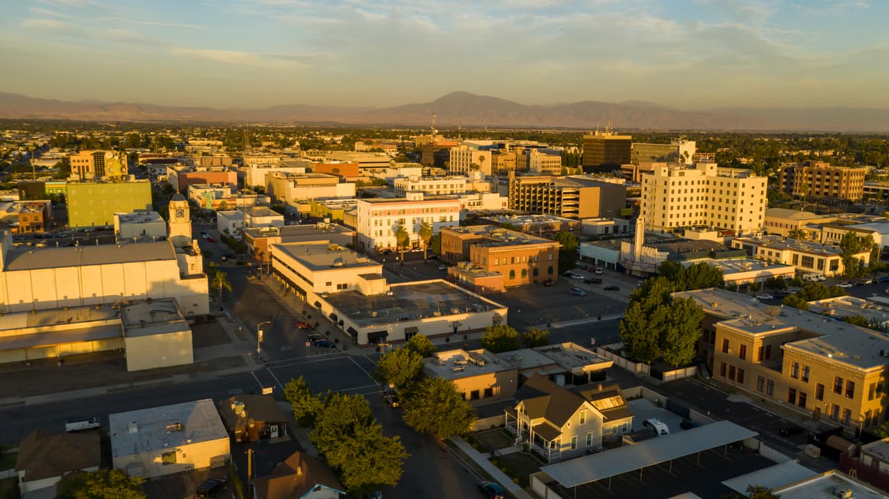 <h3 class="cms-H3-H3"><b>24. Bakersfield, California</b></h3>
<br>
<br>Si bien los casos denunciados de violación y robo disminuyeron en el área han ido a la baja año tras año, 
<b>los de agresión agravada aumentaron en un 20.8% y los homicidios aumentaron en un 38.1%</b>, por lo que se contabilizan 6,216 delitos violentos en 2020. Las autoridades creen que la liberación de algunos delincuentes violentos tras cumplir con menos de la mitad de su 
<a href="https://www.univision.com/temas/condenas">condena</a>, ha favorecido a este contexto. 
<br>
<br>
<br>