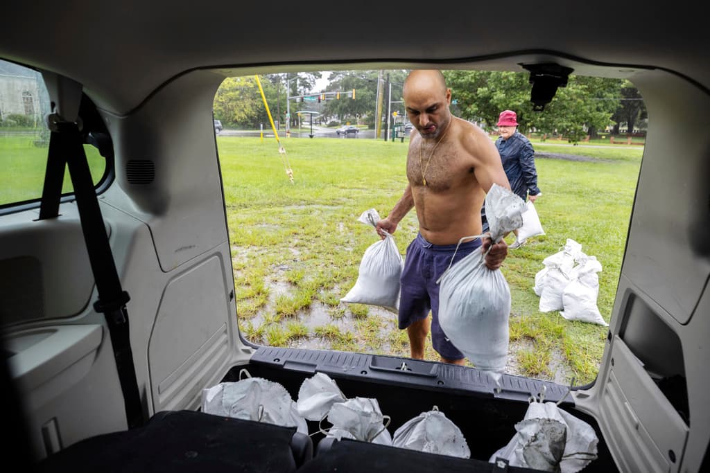 Otro residente en Savannah, Georgia, Roi Roizaken, también cargó con varios sacos de arena.