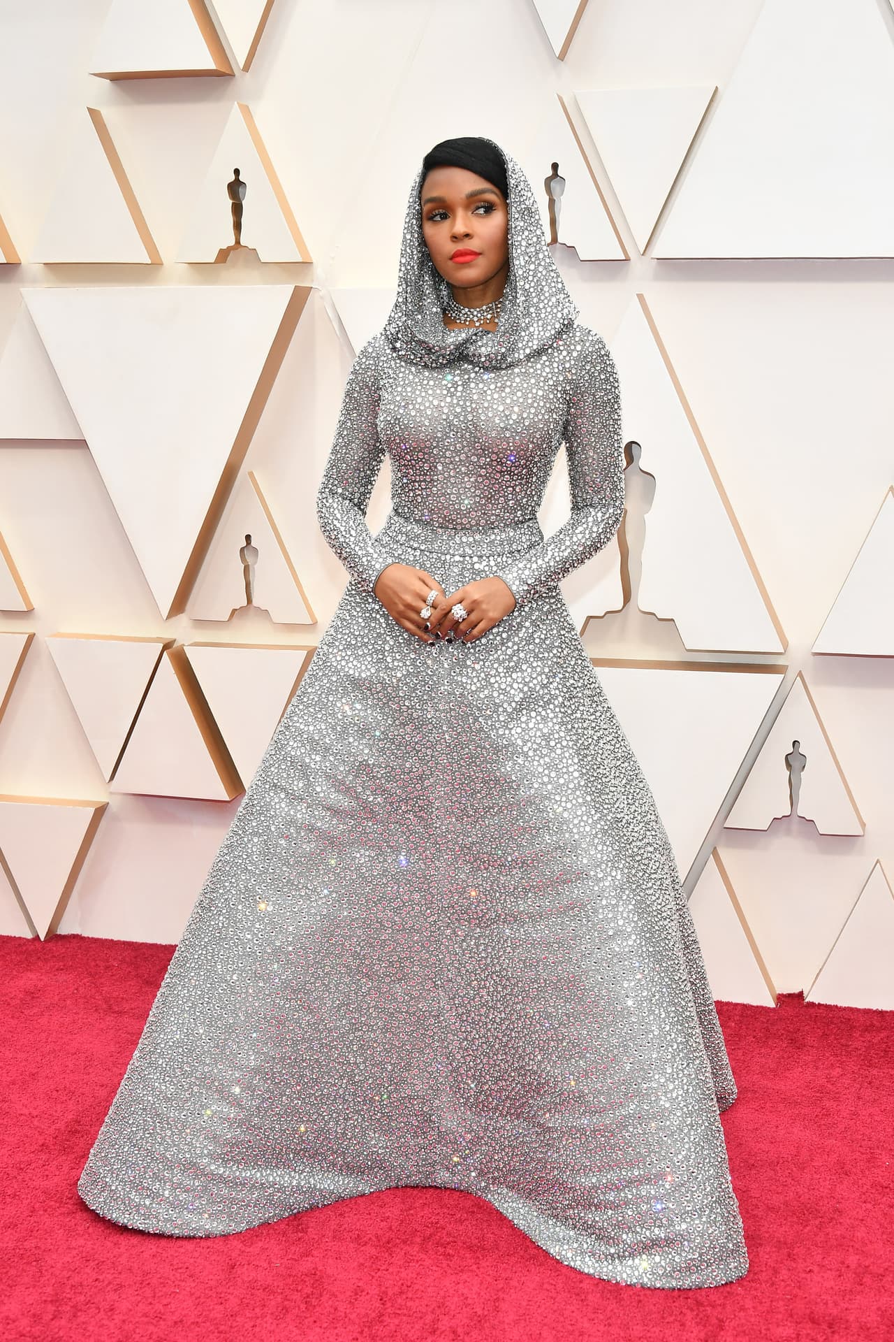 La cantante Janelle Monáe llegó brillando en plata de pies a cabeza. La intérprete 
<br>utilizó un vestido con capucha de Ralph Lauren, adornado con 168,000 cristales de Swarovski. Esta noche ofrecerá un show especial durante la ceremonia de los premios Oscar 2020.