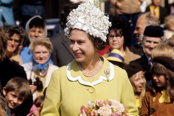 Otra de las imágenes históricas publicadas en el marco de esta conmemoración es esta de
<b> 1972, durante una visita a la Isla de Man,</b> una dependencia autónoma de la Corona británica en el mar de Irlanda.