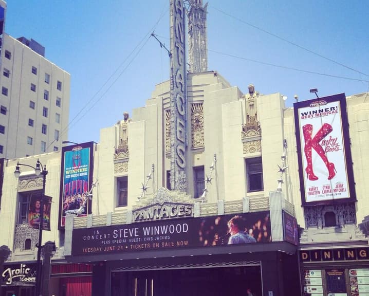 <b>Pantages Theatre</b>: 
<br>Este legendario teatro le perteneció al famoso empresario, piloto y director de cine Howard Hughes. Empleados del Pantages afirman que el fantasma de Hughes todavía ocupa su antigua oficina en el segundo piso y que su figura ha sido vista en varios sectores del teatro.