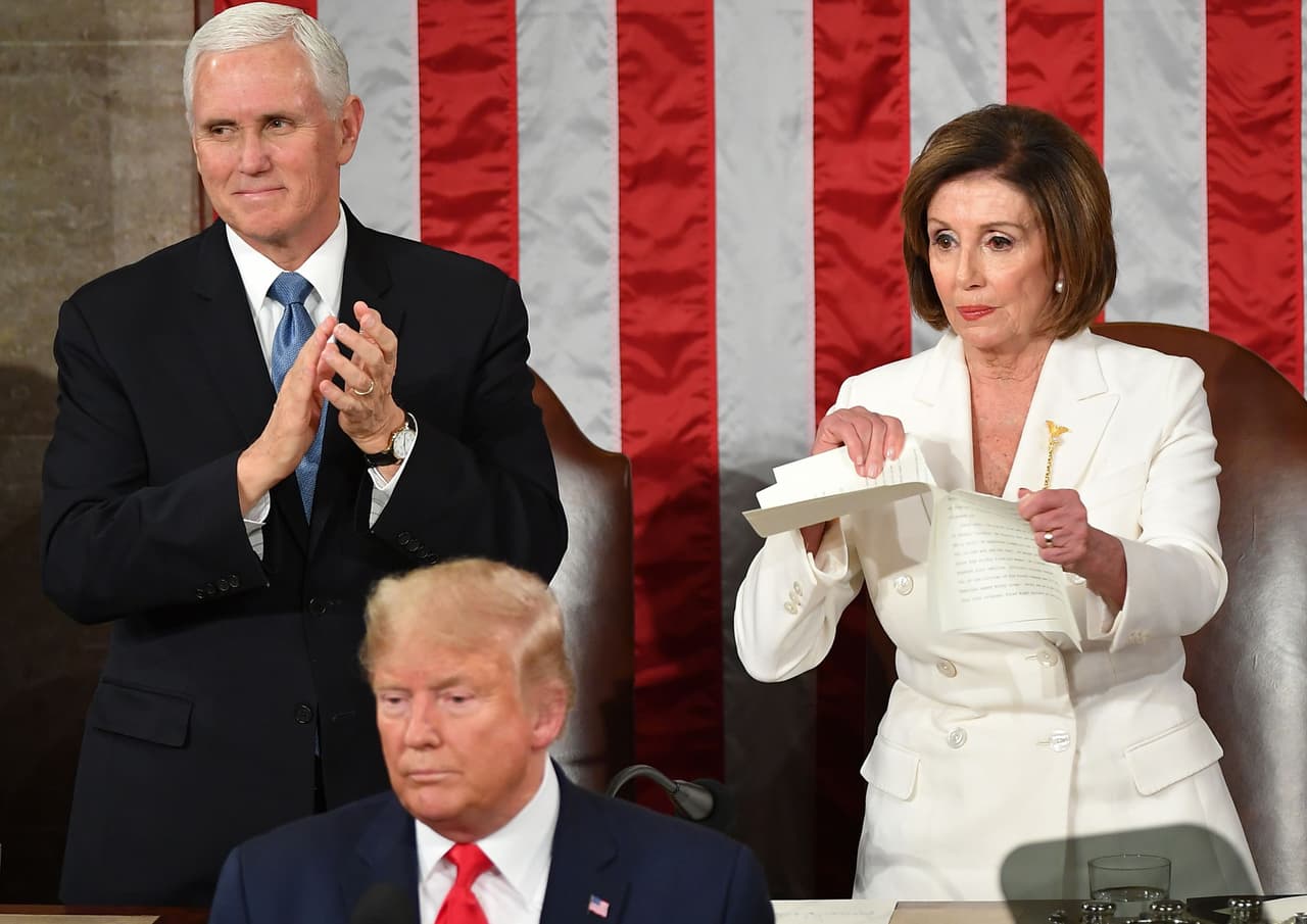 Al finalizar el discurso Nancy Pelosi, quien estuvo todo el tiempo sentada al lado de Mike Pence, se paró y rompió lo que parece ser el discurso completo del presidente. Más tarde tuiteó: "Los demócratas nunca dejarán de extender la mano de la amistad para hacer el trabajo #Paralagente".