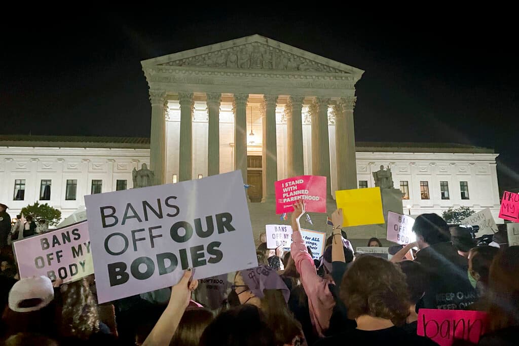 Defensores del derecho al aborto están planeando protestas en todo Estados Unidos para este martes. La Marcha de las Mujeres ha convocado a sus simpatizantes a reunirse en los edificios federales y municipales locales a las 5:00 de la tarde, hora local. Las ramas del Partido por el Socialismo y la Liberación han anunciado acciones en varias ciudades, entre ellas Nueva York, San Francisco y Los Ángeles.
<br>