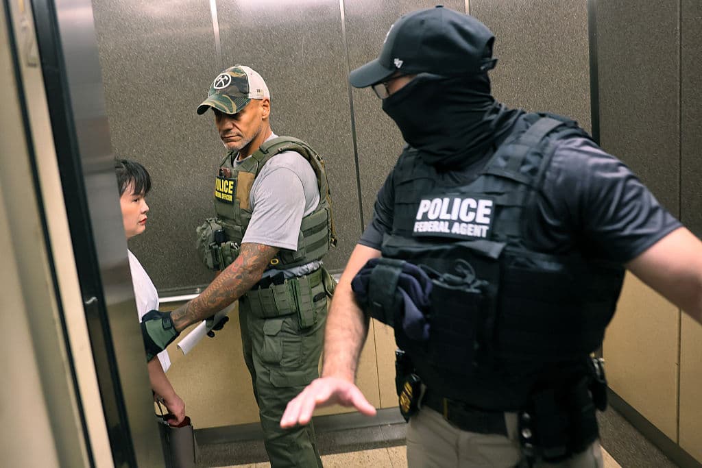 Tras una audiencia judicial el 30 de junio de 2025, agentes federales arrestan a una mujer en el Jacob K. Javitz Federal Building en Nueva York. Según el Proyecto de Datos de Deportación de UC Berkeley, las detenciones han aumentado significativamente en 38 estados, afectando a quienes asisten a citas judiciales. (Foto por Michael M. Santiago/Getty Images)
<br>