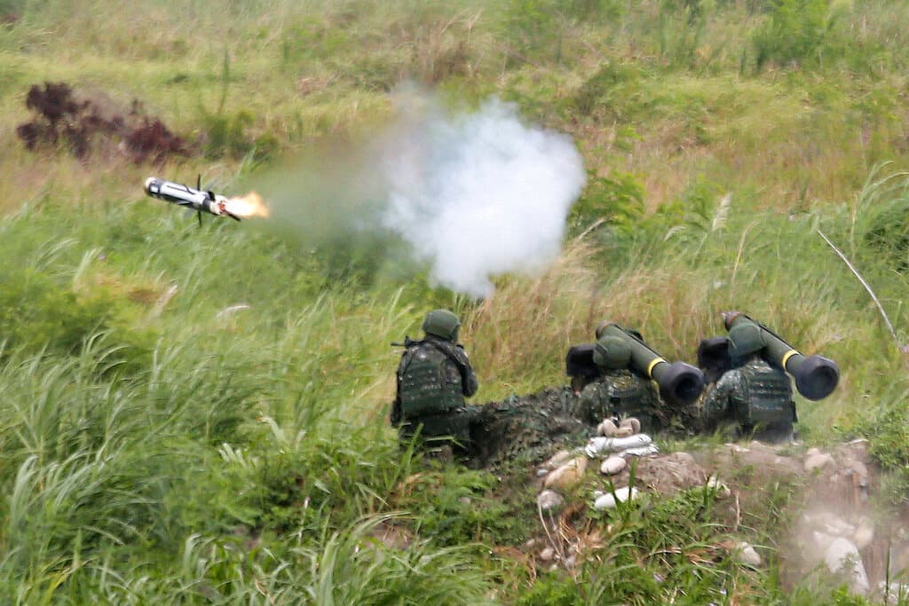 El FGM-148 misil antitanque 'Javelin' tiene un alcance de unos 2,500 m (8,200 pies). Está equipado con un buscador infrarrojo de imágenes. En la foto, un misil Javelin es disparado durante ejercicios militares en Taiwán, 16 de julio de 2020. Su manejo es relativamente fácil, así como dar en el blanco, ya que se guía casi automáticamente.