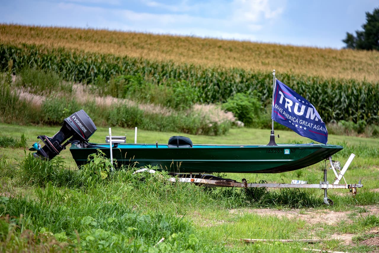 Muchas zonas rurales tuvieron esperanzas en Donald Trump cuando se postuló para presidente. Este había enfocado su campaña en el hombre trabajador, el llamado "ciudadano común", a pesar de que forma parte de la élite de las grandes ciudades de la costeras. Cuando se supo que se impodrían aranceles a países con los que EEUU tiene problemas comerciales comenzaron a preocuparse por las represalias, y estas llegaron rápidamente.