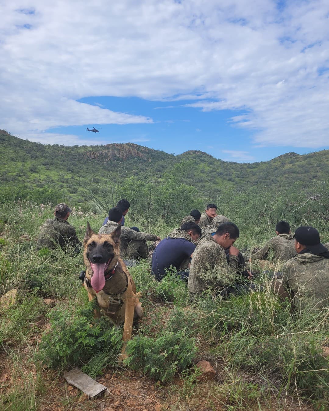 En lo profundo de las montañas al oeste de Tubac, los agentes de Nogales respondieron con el Equipo de Respuesta Móvil y apoyo aéreo por un grupo de migrantes, detuvie4ron a trece personas nacionales de Guatemala y México.