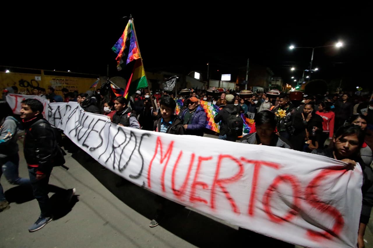 Familiares de las víctimas y vecinos realizaron una vigilia en las calles de Sacaba la noche del viernes para condenar la tragedia y despedir a sus muertos. En una congregación en el lugar donde ocurrieron los hechos, los manifestantes más enojados gritaban: "¡Guerra civil, ahora!".