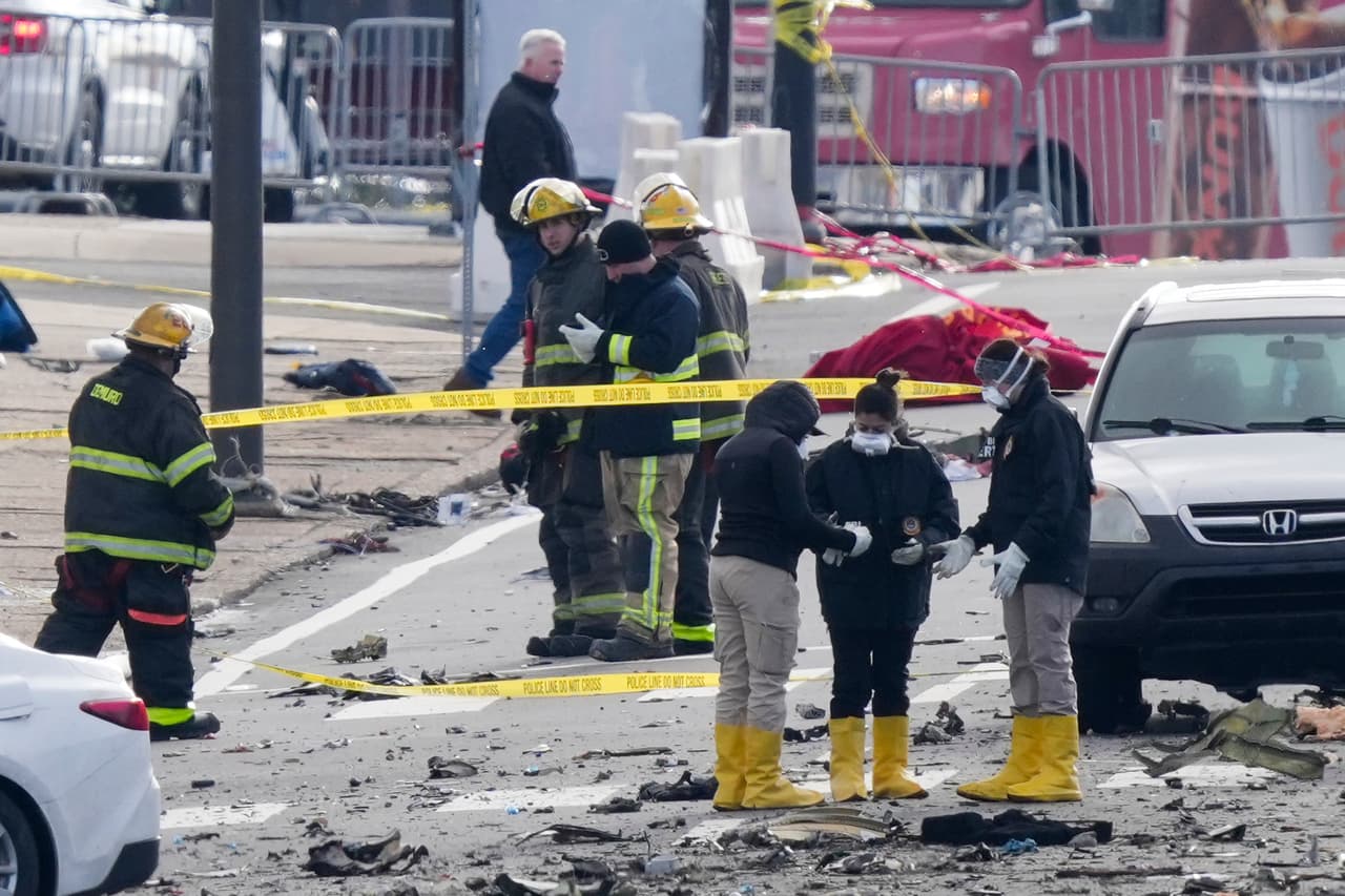 El choque fue la noche del 31 de enero y fue 30 segundos después de que la avioneta había despegado. La avioneta era una ambulancia aérea y 
<a href="https://www.univision.com/local/philadelphia-wuvp/accidente-aereo-en-filadelfia-nina-mexicana-y-su-mama-viajaban-en-la-avioneta" target="_blank">trasladaba a una paciente pediátrica y a su madre, ambas mexicanas.</a> Iban 
<b>seis personas la avioneta: la niña, su madre, pilotos y médicos, todos mexicanos y todos murieron.</b>
