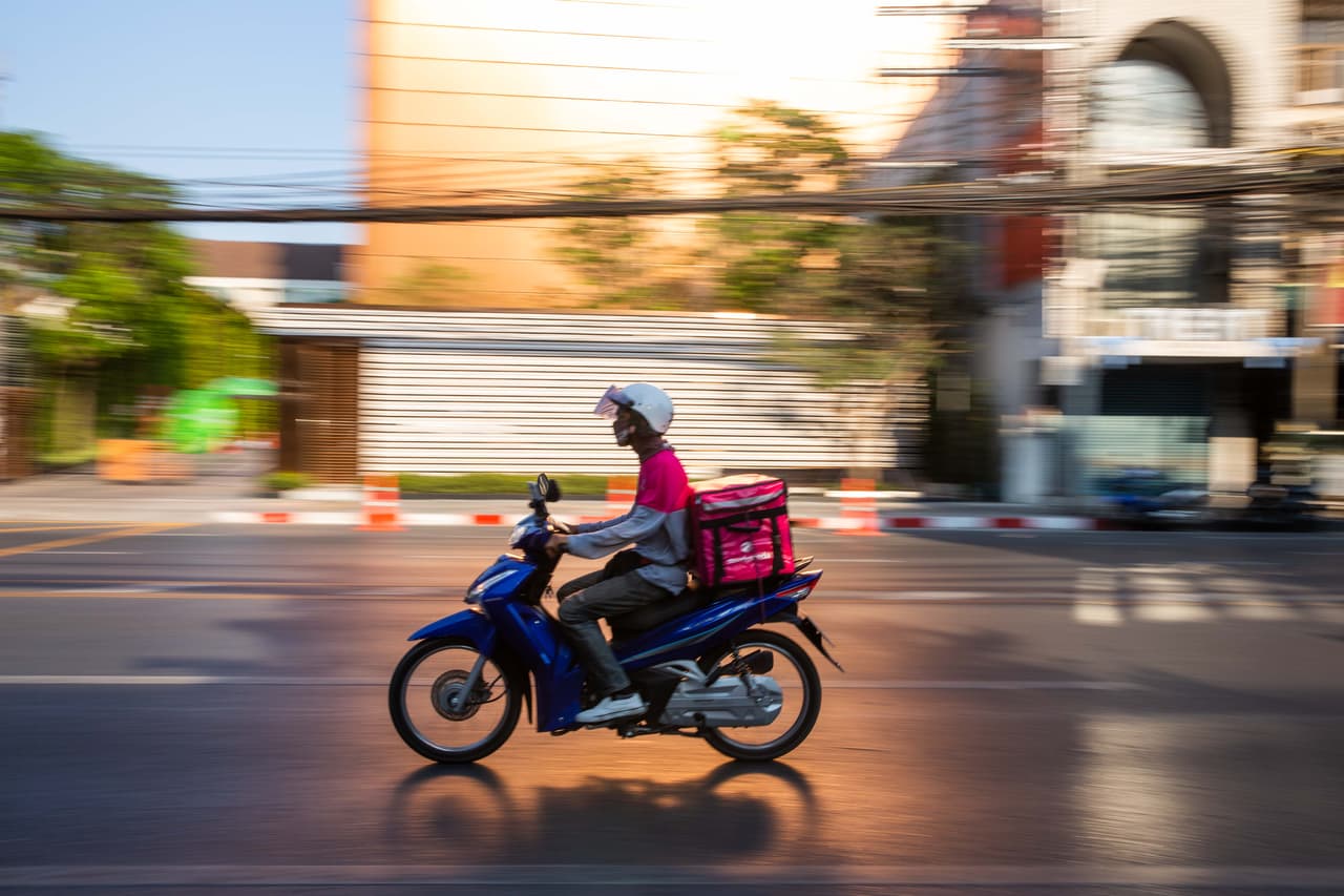 Los servicios de entrega a domicilio como Instacart, UberEats, DoorDash, entre otros, pueden operar en el horario del toque de queda.