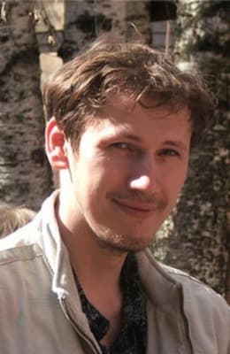 <h3 class="cms-H3-H3">Igor Olegovich Turashev </h3>
<br>
<h3 class="cms-H3-H3">(5 millones)</h3>
<br>
<br>Este fugitivo es sospechoso de estar implicado en un malware informático que infectó decenas de miles de ordenadores, tanto en América del Norte como en Europa, lo que provocó pérdidas económicas de millones de dólares.
<br>
<br>La agencia cree que Turashev manejó una variedad de responsabilidades en la conspiración de malware Bugat/Cridex/Dridex, incluida la administración del sistema, la gestión de los paneles de control internos y la supervisión de las operaciones de la red de bots. 
<br>
<br>Una vez que 
<b>se lograron capturar tarjetas bancarias en línea, robaron dinero de las cuentas de la víctimas. </b>Además, por si fuera poco, después se utilizó el malware para instalar ransomware en las computadoras de los afectados. 
<br>