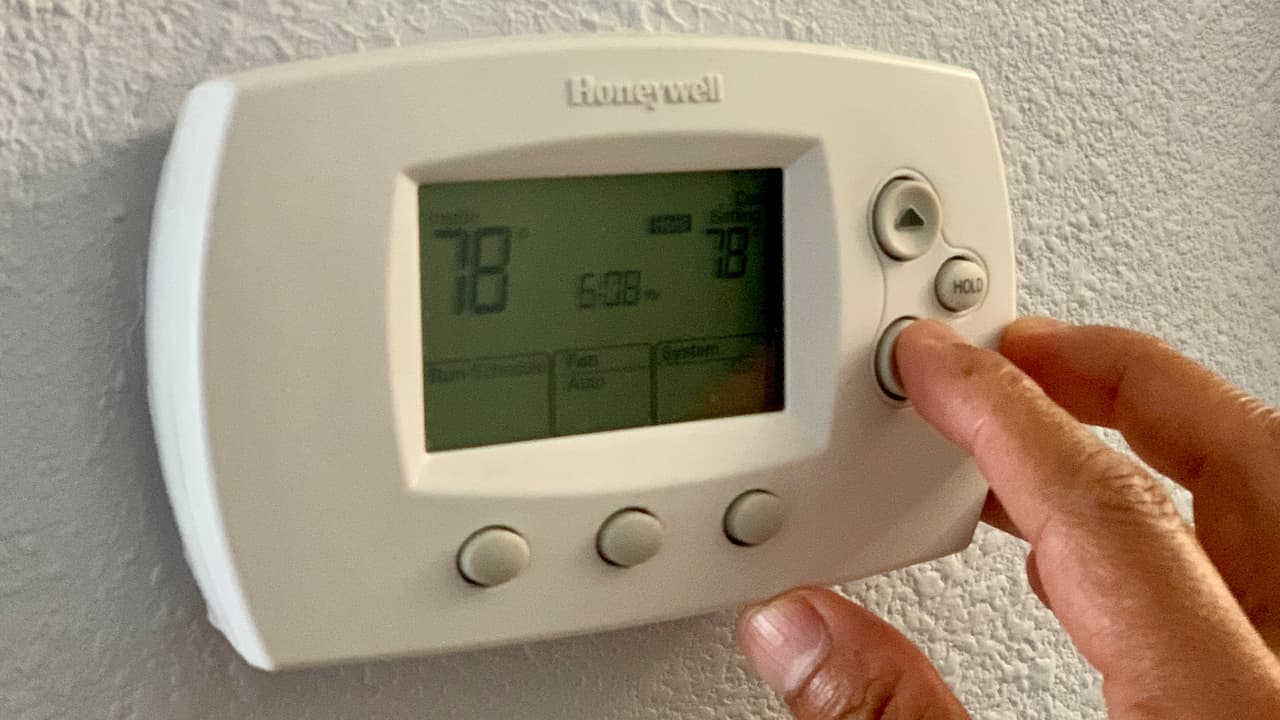 Finalmente el aire acondicionado usa 3,500 watts por hora y en temporadas como la que se vive en Houston, la recomendación es mantener el termostato a una temperatura más alta pero que se pueda tolerar.
<br>