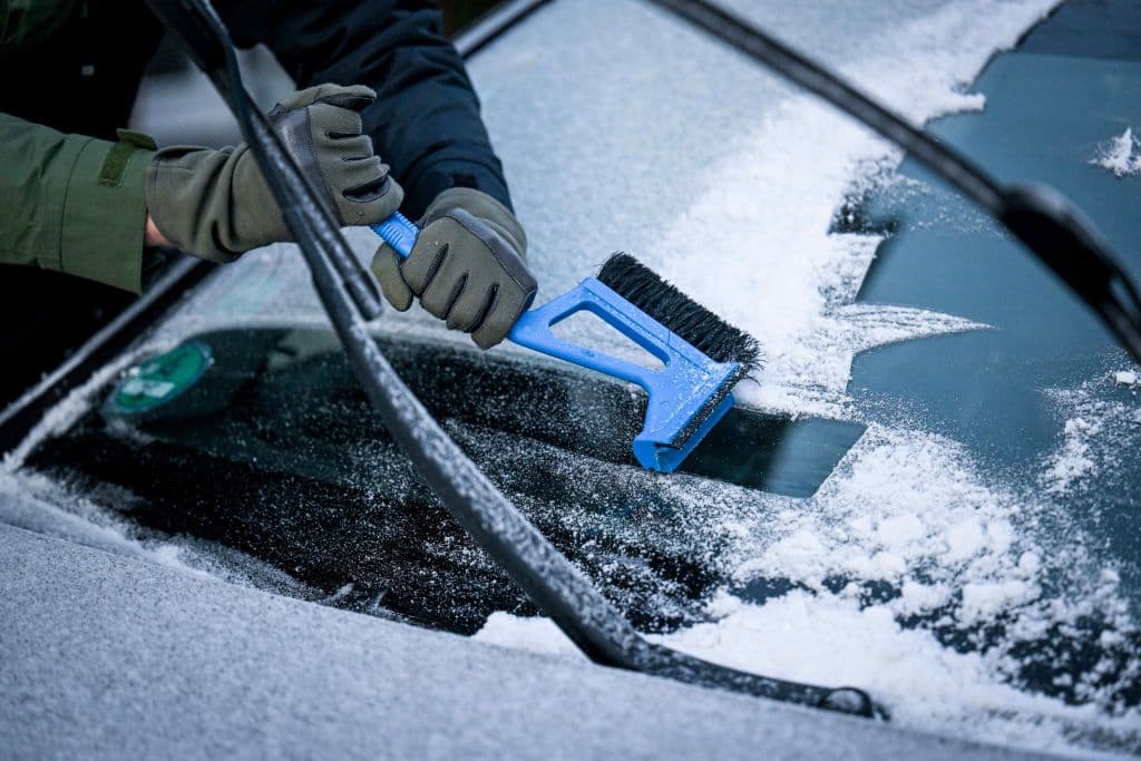 <b>Calcetines para los parabrisas</b>
<br>Si no quieres que los parabrisas amanezcan congelados, protégelos con gruesos calcetines. Eso te permite, además, levantarlos más fácilmente cuando vayas a quitar el hielo del vidrio, pues no se pegan a él.