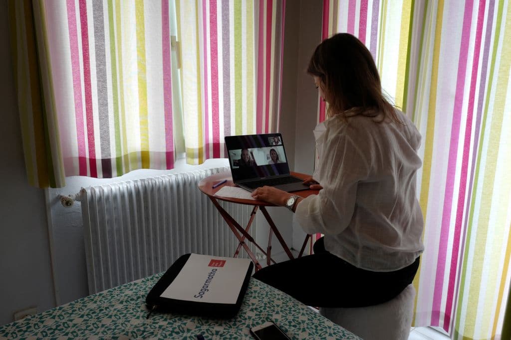 <b>Si has tenido que trabajar desde casa no necesariamente podrás acogerte a la deducción por tener una oficina en el hogar |</b> Esta deducción, explica el IRS, está disponible para los contribuyentes calificados que trabajan por cuenta propia y contratistas independientes.
<br>
<br>
<b>Quienes son empleados que reciben un pago o el documento W-2 exclusivamente de un empleador no son elegibles</b> a pesar de que algunos puede que, con la pandemia, estén en este momento trabajando desde sus casas. Esto porque la Ley de Empleos y Reducción de Impuestos 
<b>suspendió la deducción del uso de la oficina en el hogar desde 2018 a 2025</b> para los empleados.