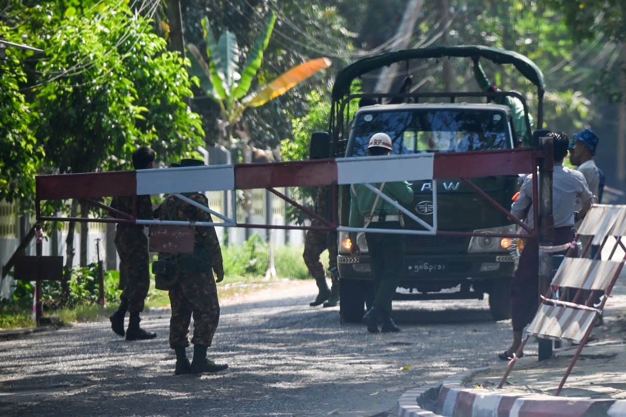 Un presentador de la televisora militar Myawaddy TV anunció la toma del poder y citó una sección de la Constitución, redactada por el Ejército y que permite a los militares tomar el control en momentos de emergencia nacional. La operación se debía en parte a la falta de acciones del gobierno tras las denuncias del ejército sobre un supuesto fraude electoral en los comicios de noviembre y a que no se habían pospuesto las elecciones en medio de la crisis del 
<a href="https://www.univision.com/temas/coronavirus">coronavirus</a>, según dijo el presentador.