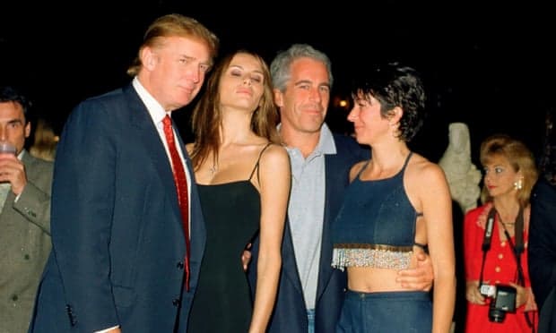 <b>Donald Trump </b>calificó a Epstein como un 
<a href="http://nymag.com/nymetro/news/people/n_7912/">"tipo estupendo"</a> y "muy divertido". Epstein hizo dos visitas al 
<a href="https://www.nbcnews.com/news/us-news/tape-shows-donald-trump-jeffrey-epstein-discussing-women-1992-party-n1030686">Club Mar-a-Lago</a> del presidente en Palm Beach, Florida, en 1997 y 2000, posando para fotos con él en ambas ocasiones. La agenda personal de Epstein, filtrada en 2009, contenía 14 números de teléfono entre ellos el de Trump e integrantes de su personal. En la imagen 
<b>Trump</b> y su entonces novia 
<b>Melania Knauss</b>, junto a 
<b>Jeffrey Epstein</b> y 
<b>Ghislaine Maxwell </b>en Mar-a-Lago el 12 de febrero de 2000.