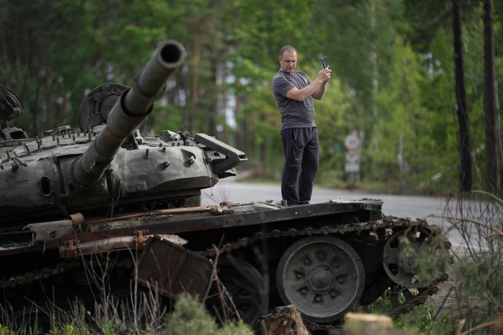 <b>La moda de los selfies con tanques rusos destruidos</b>
<br>
<br>Desde el inicio de la guerra, tanques y otros vehículos militares de combate rusos se han visto quemados o destruidos en suelo ucraniano. En el primer mes de la guerra, varios 
<a href="https://www.univision.com/noticias/un-convoy-de-blindados-rusos-cae-en-una-emboscada-ucraniana-y-todo-queda-captado-por-un-dron-video">convoys de maquinaria fueron interceptados y atacados</a>, otros fueron abandonados por los propios soldados rusos, tras quedarse varados o sin combustible. Algunos han sido aprovechados por las fuerzas ucranianas. Los tanques rusos abandonados se han convertido en un símbolo de resistencia para los ucranianos en sus ansias de victoria y de los problemas logísticos y estratégicos de los rusos. Se ha puesto de moda el compartir selfies con un tanque destruido de fondo. 
<br>
<b>Mira aquí el video: </b>
<a href="https://www.univision.com/noticias/nueva-tendencia-en-ucrania-tomarse-fotos-en-tanques-rusos-abandonados-en-zonas-de-guerra-video">Nueva tendencia en Ucrania: tomarse fotos en tanques rusos abandonados en zonas de guerra</a>