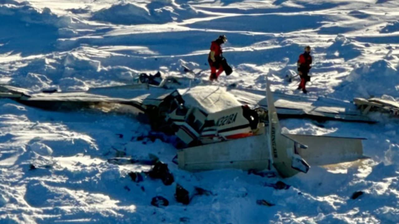 Autoridades encontraron la avioneta de la aerolínea Bering Air que salió desde Unalakleet con rumbo a Nome, en Alaska. La aeronave fue hallada a 34 millas de su destino. De acuerdo con el reporte, se confirma la muerte de al menos tres personas. Se desconoce qué ocurrió con los otros siete ocupantes de la avioneta. 
<b>También puedes ver: <a href="https://www.univision.com/noticias/edicion-digital/un-segundo-vuelo-con-inmigrantes-indocumentados-es-enviado-a-la-base-de-guantanamo-esto-se-sabe-video">Un segundo vuelo con inmigrantes indocumentados es enviado a la base de Guantánamo: esto se sabe.</a></b>