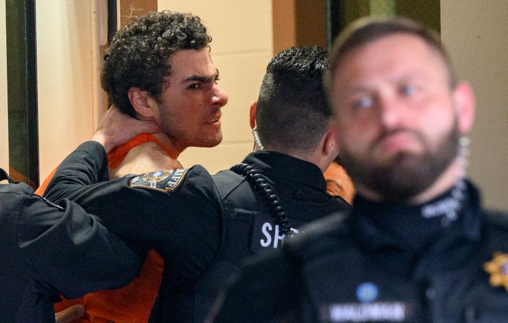 Luigi Nicholas Mangione, de 26 años, acusado del asesinato del director ejecutivo de UnitedHealthcare, Brian Thompson, compareció este martes ante un tribunal en el condado de Blair, Pensilvania, donde protagonizó un altercado con los oficiales.