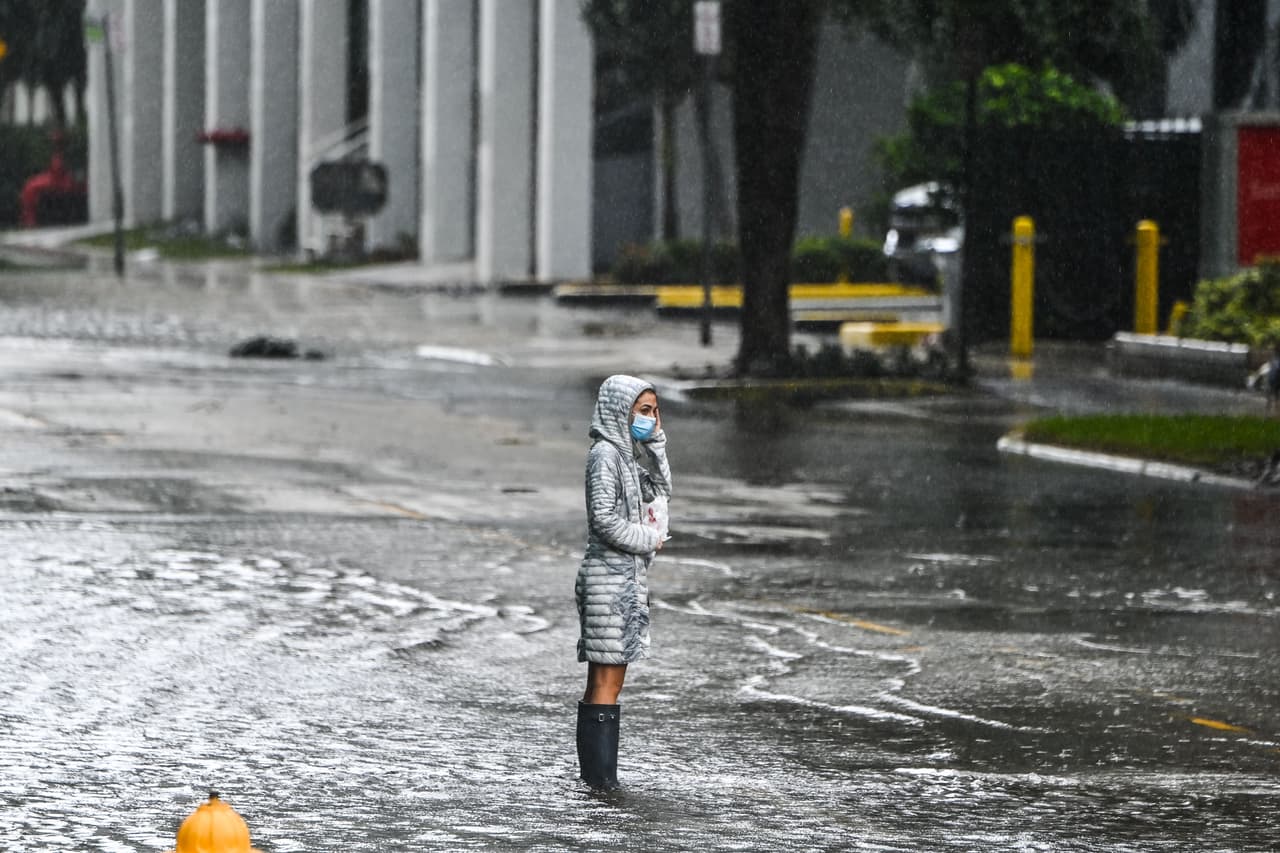 <h3 class="cms-H3-H3">5. Florida</h3>
<br>
<b>(Grandes desastres desde 1953: 160)</b>
<br>
<br>Si bien los huracanes que azotan al estado suelen cobrar más relevancia mediática, Florida 
<b>tiene más declaraciones por desastre a causa de los incendios (65)</b> que por los otros fenómenos naturales. 
<br>
<br>Con abril y mayo como los principales meses de propagación de fuego, en abril de 2017, 
<b>más de 115 incendios forestales ardían al mismo tiempo en el estado.</b>
<br>
<br>Mientras tanto, en el recuerdo fresco está el huracán Irma que en 2017 provocó evacuaciones masivas, así como Michael que un año más tarde provocaron daños que requirieron 
<b>al menos 1.2 mil millones en ayuda federal por desastre.</b>
<br>