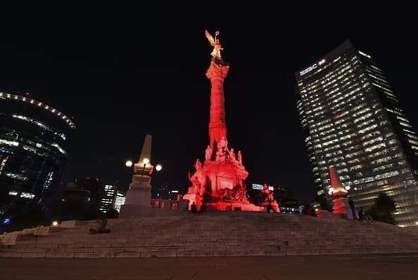 Aunque a nivel mundial, los casos de contagios de VIH se redujeron de 2010 a 2018 en un 16%; en 
<b>México no se reportó una variante de estos, lo que significa que no existió un avance en cuanto a la lucha contra este virus</b>. Recientemente autoridades de salud aseguraron que jóvenes menores de 25 años representan una tercera parte de los nuevos casos de contagio en el país.
<br>La imagen muestra el monumento del Ángel de la Independencia iluminado de color rojo en conmemoración del Día Internacional de la Lucha Contra el Sida.
<br>