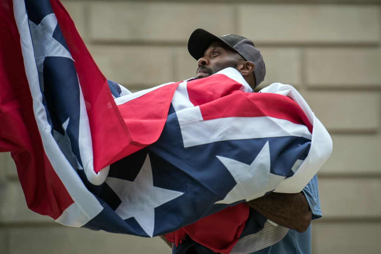 <b>La caída de los símbolos confederados (1 de julio).</b> La oleada de protestas por la muerte de Floyd y el impulso del movimiento ‘Black Lives Matter’ encontró en los monumentos confederados uno de sus principales objetivos. Varias estatuas de militares sureños de la guerra civil, esclavistas y conquistadores fueron derrumbadas. El estado de Mississippi decidió quitar de la bandera estatal la referencia a la bandera confederada. 
<a href="https://www.univision.com/noticias/esclavistas-racistas-y-confederados-las-estatuas-derribadas-en-las-protestas-por-la-muerte-de-george-floyd-fotos-fotos"><u>Vea aquí las estatuas derribadas en las protestas por la muerte de George Floyd</u></a>