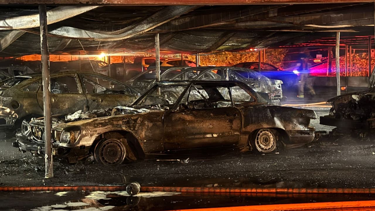 A eso de las 3:50am, el Departamento de Bomberos de Houston respondió a un incendio en el estacionamiento de 
<b><a href="https://www.univision.com/local/houston-kxln/19-autos-calcinados-incendio-estacionamiento-creole-on-yorktown-houston" target="_blank">los apartamentos Creole on Yorktown, ubicado en el 2400 Yorktown Dr, Houston</a></b>.