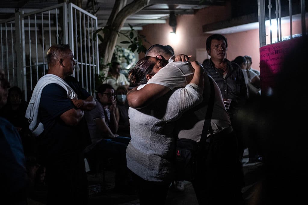 La familia de América Yamileth Sánchez no ofreció expresiones sobre 
<b><a href="https://www.univision.com/local/nueva-york-wxtv/identifican-a-los-muertos-en-el-choque-del-buque-escuela-de-mexico-contra-el-puente-de-brooklyn" target="_blank">la forma en que la cadete perdió la vida</a></b>. Se supo que la joven estaba en uno de los mástiles que se quebró con el impacto del buque escuela Cuauhtémoc 
<b>contra el puente de Brooklyn</b>, en la ciudad de Nueva York.
<br>
<br>Subir a los mástiles, a saludar al entrar o salir de un puerto, 
<b>es una práctica ceremonial</b>. “Es una muestra de disciplina, destreza y respeto, 
<b>común en veleros escuela</b>”, explicó Rodolfo Hernández Sayago.