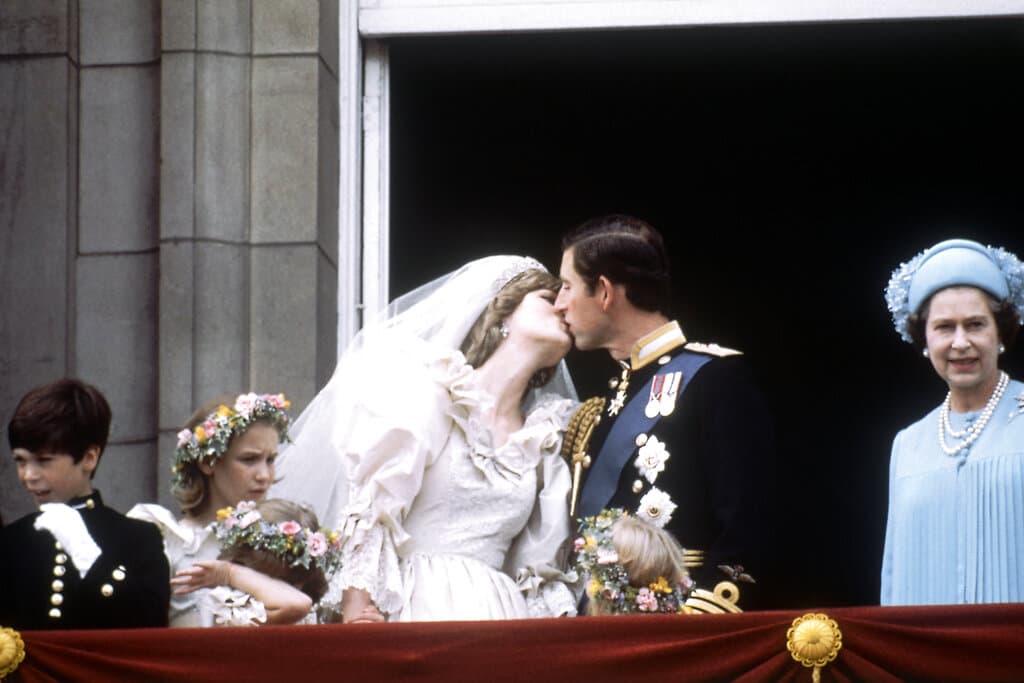 El 29 de julio de 1981, Carlos, el príncipe heredero, se casa con Lady Diana Spencer, una figura que se hizo muy popular en Reino Unido y el mundo. Con el tiempo, los problemas de la pareja terminarían haciéndose público y afectaron la imagen de la monarquía.