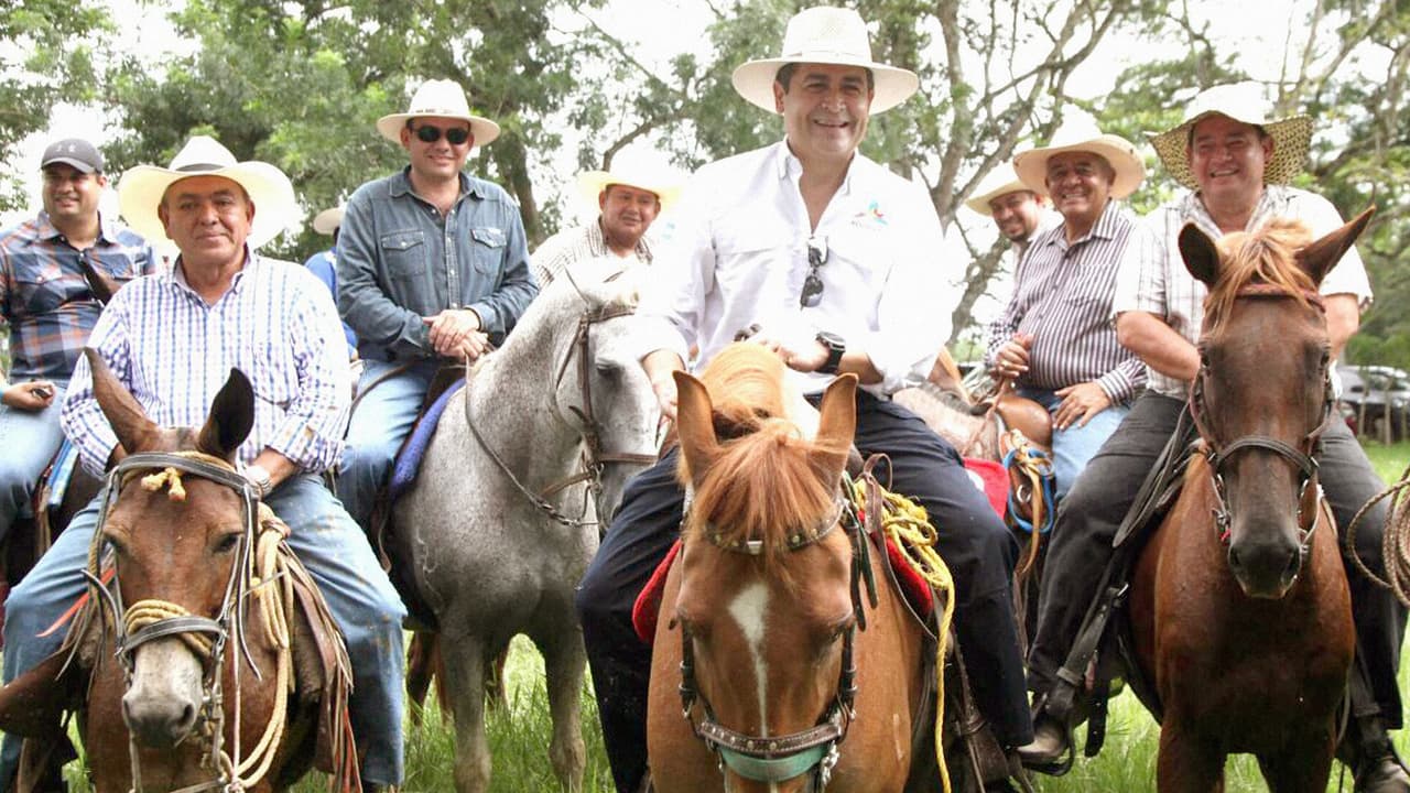 Para la campaña de las elecciones de noviembre, Hernández hizo campaña a caballo. Foto cortesía de JuanOrlando.com