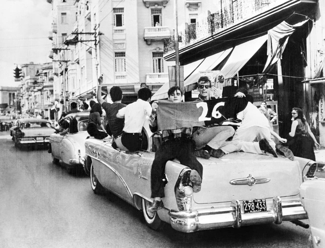 Los guerrilleros que derrocaron a Batista entraron triunfalmente a La Habana y Santiago de Cuba. Manuel Urrutia Lleó, un político moderado, fue designado Presidente de la República de Cuba el 3 de enero de 1959. 
<a href="https://www.univision.com/noticias/noticias-de-eeuu/cronologia-de-las-relaciones-entre-estados-unidos-y-cuba">Su gobierno fue considerado por muchos un cargo decorativo pero reconocido por EEUU</a>. A los siete meses renunció por las diferencias con el liderazgo de Castro, cada vez más influenciado por los comunistas.