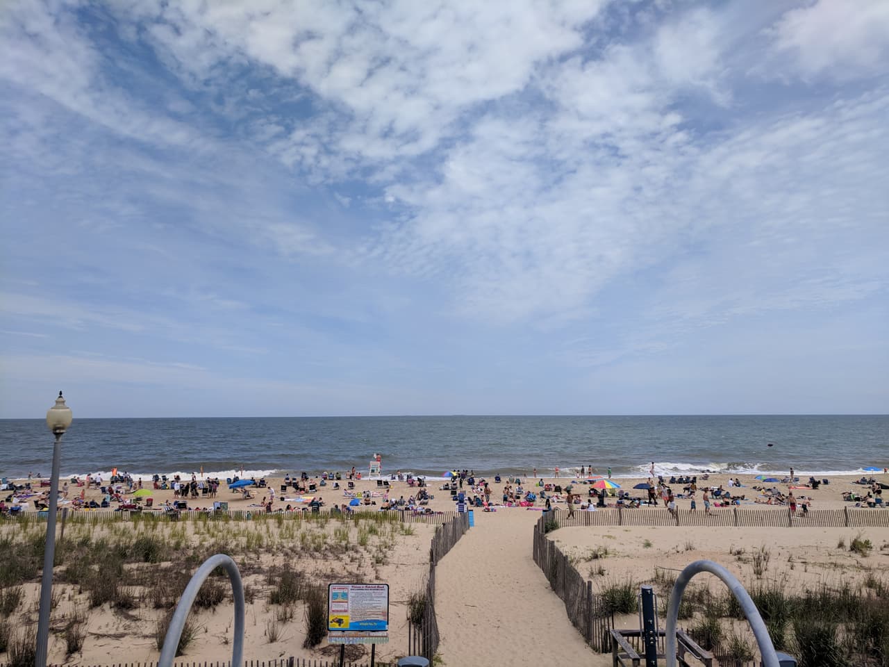 <b>Delaware.</b> Las mascarillas y la distancia de seis pies son obligatorias en Delaware cuando las personas se encuentran en lugares públicos, incluso en exteriores. Se alienta a los residentes que regresand e otro estado a hacerse la prueba y mantenerse en cuarentena voluntariamente hasta que salgan los resultado. En este estado hay 1,308 contagios de covid-19 por cada 100,000 habitantes.