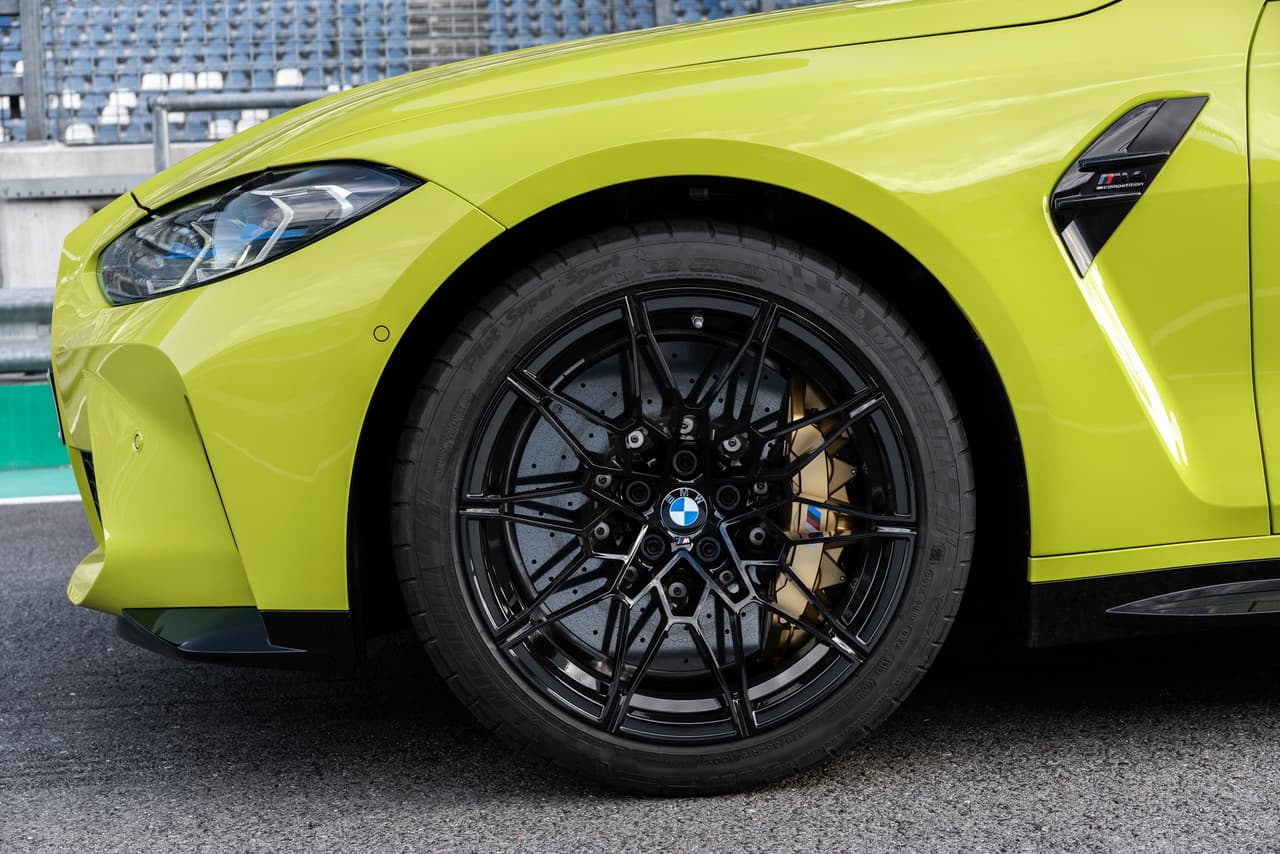 Como opción, el M4 puede equipar frenos cerámicos M Carbon con una mayor potencia de frenado, una estabilidad térmica mejorada y una resistencia al desgaste extremadamente alta. Sus pinzas pintadas en dorado se complementan con discos delanteros de 400 mm y discos traseros de 380 mm.