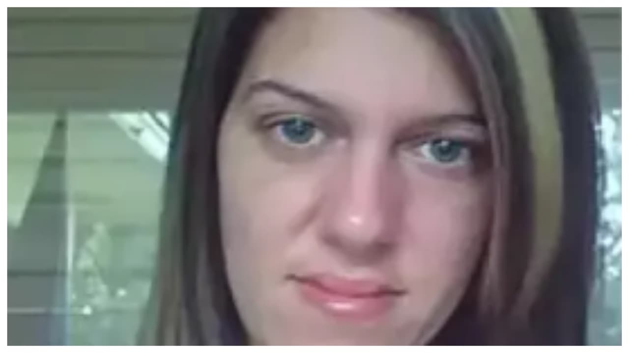 Amber Lynn Costello, de 27 años, de West Babylon, Nueva York, un pequeño pueblo diez millas al norte de Gilgo Beach, era una trabajadora sexual y consumidora de heroína que desapareció el 2 de septiembre de 2010.