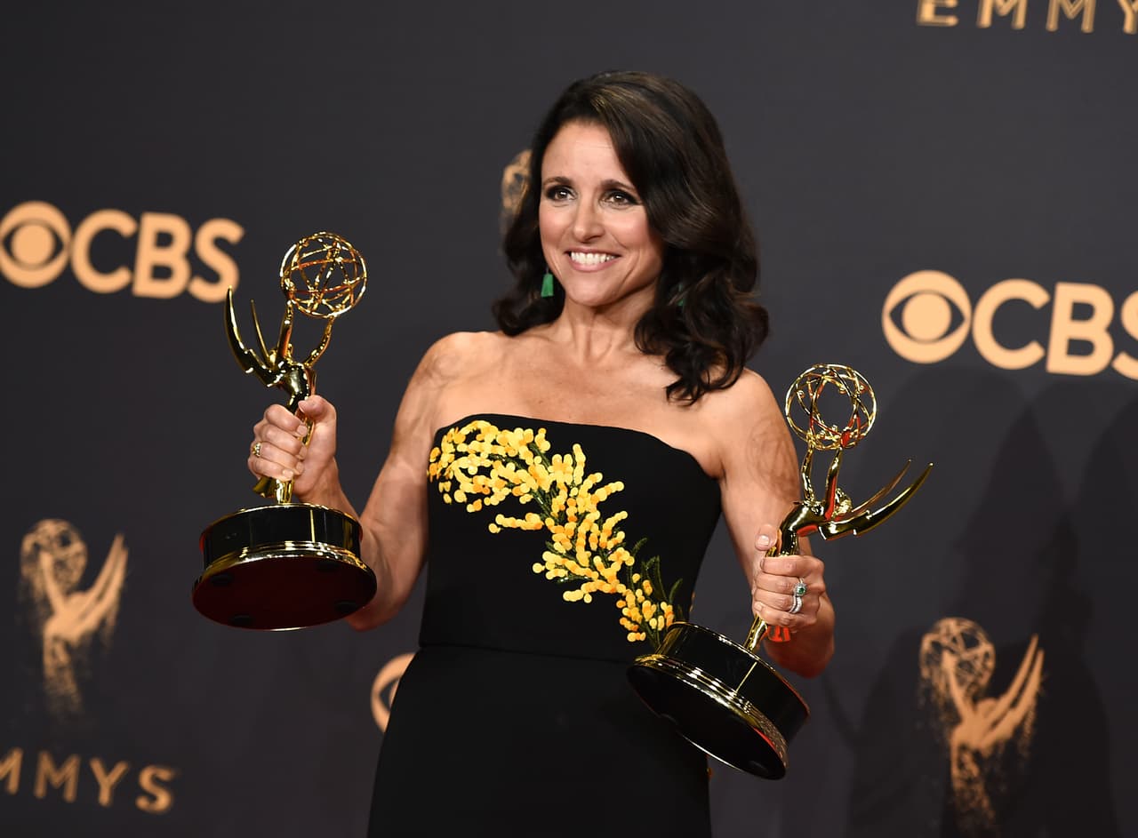 <b>"1 de cada 8 mujeres contrae <a href="https://www.univision.com/noticias/cancer/1-de-cada-8-mujeres-contrae-cancer-de-mama-hoy-me-toco-a-mi">cáncer de mama</a>: hoy me tocó a mí"</b>. Así la actriz 
<b>Julia Louis-Dreyfus</b> contó que fue diagnosticada con la enfermedad. Aprovechó para levantar la voz en nombre de quienes, a diferencia de ella, no tienen acceso a tratamiento. “La buena noticia es que tengo el más glorioso grupo de apoyo y de familia y amigos, y un seguro médico fantástico a través de mi sindicato. La mala es que no todas las mujeres tienen esa suerte, así que luchemos contra todos los cánceres y hagamos del acceso universal a la salud una realidad", escribió.