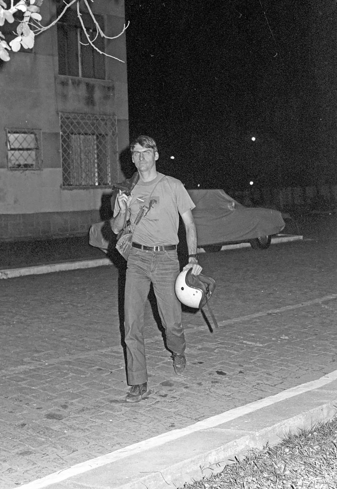 Jair Bolsonaro (en la imagen en Río de Janeiro en 1988) nació en Campinas, en el estado de Sao Paulo, en 1955. Es un militar reservista y diputado federal de Brasil. Entró en la “gran política” en 1991 después de salir del Ejército amonestado por intentar planear un atentado para protestar por los bajos salarios de los soldados. Está en su séptimo mandato en la Cámara de Diputados, elegido por el Partido Progresista.