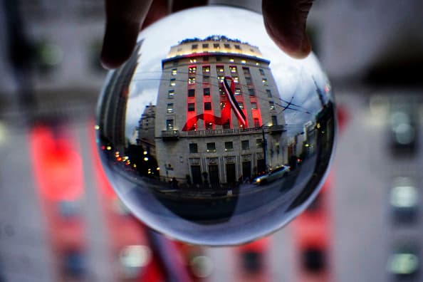 La cifra de nuevos contagios de VIH anuales en Latinoamérica se sitúa en torno a los 100,000 y 
<b>Brasil se colocó como el país con casi la mitad de esos casos</b>, según datos de la ONU. 
<br>Sin embargo, debe tomarse en cuenta que ese país representa una tercera parte de la población latina del continente, por lo que no se coloca como el que más ha incrementado su tasa porcentualmente. 
<br>En la imagen se puede observar un enorme lazo con los colores de la ciudad de Sao Pablo, Brasil, una de las más pobladas del mundo, en conmemoración del Día Internacional de la Lucha Contra el Sida.