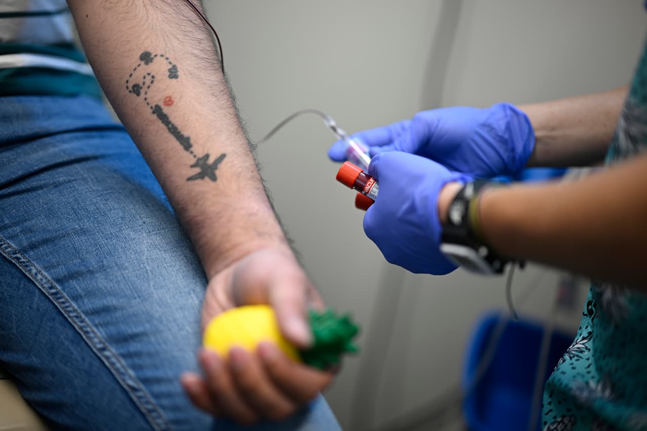 A Fernando Hermida le extraen sangre para realizar pruebas en Pineapple Healthcare en Orlando, Florida, el 28 de mayo de 2024.